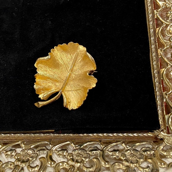 J16-Vintage Classic Gold Plated BSK Leaf Brooch - Picture 2 of 8